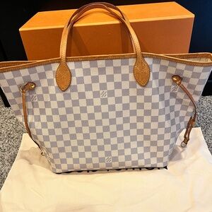 Louie Vuitton Neverfull MM *comes with box and dust bag*